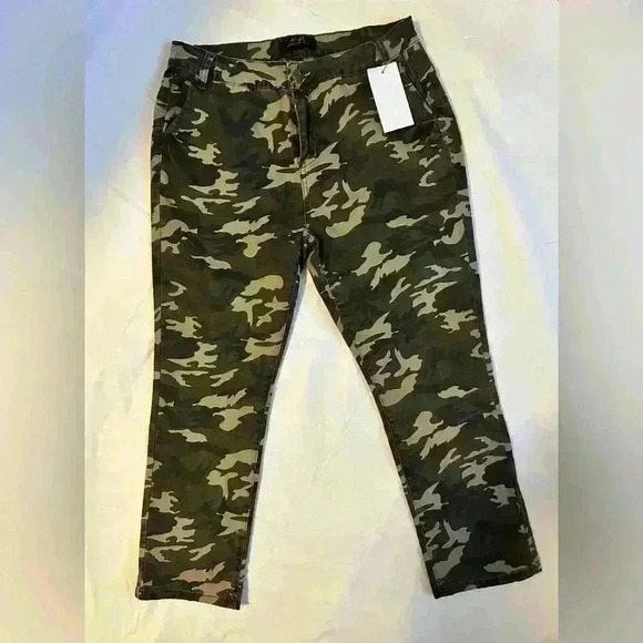 Harmony & Havoc Denim - H+H by Harmony and Havoc size 12 Camo Crop Jeans New with Tags